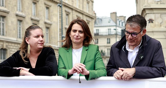 La députée LFI Mathilde Panot (à gauche), la secrétaire nationale d'Europe-Ecologie-Les Verts (EELV) Marine Tondelier et le premier secrétaire du Parti socialiste français (PS) Olivier Faure assistent à un rassemblement contre "l'extrême droite", à Paris, le 15 juin 2024. (Photo par SAMEER AL-DOUMY/AFP via Getty Images)