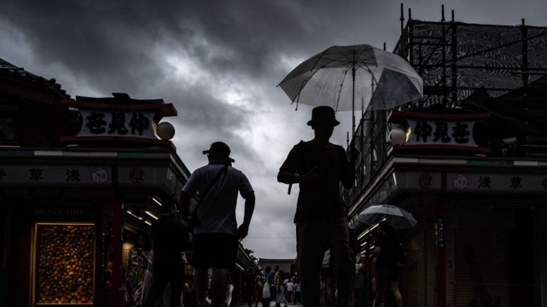 Des personnes visitent le temple Sensoji dans le quartier Asakusa de Tokyo le 16 août 2024, alors que le typhon Ampil se dirige vers la capitale japonaise. (PHILIP FONG/AFP via Getty Images)