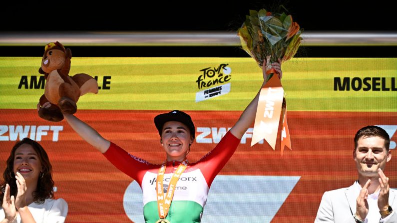 Demi Vollering, victime d'une chute dans le final, a perdu le maillot jaune de leader du Tour de France au profit de sa grande rivale, la Polonaise Katarzyna Niewiadoma, au terme de la 5e étape remportée au sprint par la Hongroise Blanka Vas, jeudi à Amnéville. (Photo : JULIEN DE ROSA/AFP via Getty Images)