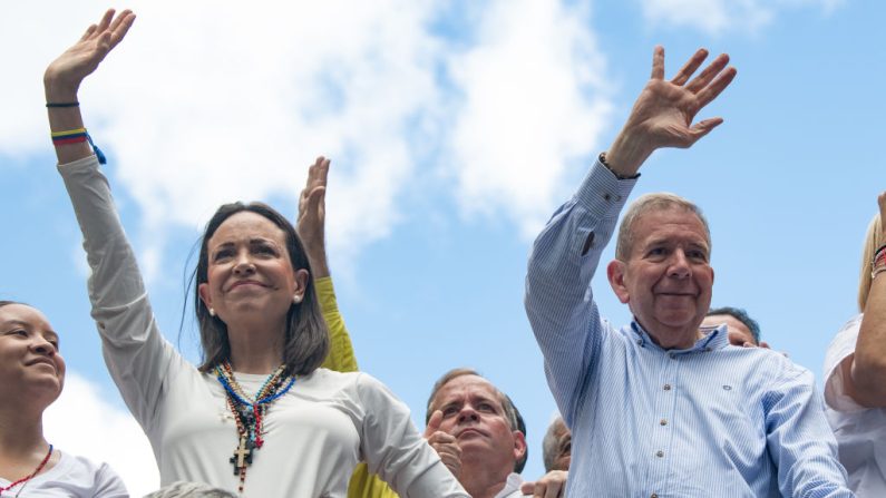 La dirigeante de l'opposition Maria Corina Machado et le candidat présidentiel de l'opposition Edmundo Gonzalez saluent les partisans lors d'une manifestation contre le résultat de l'élection présidentielle le 30 juillet 2024 à Caracas, au Venezuela. (Alfredo Lasry R/Getty Images)