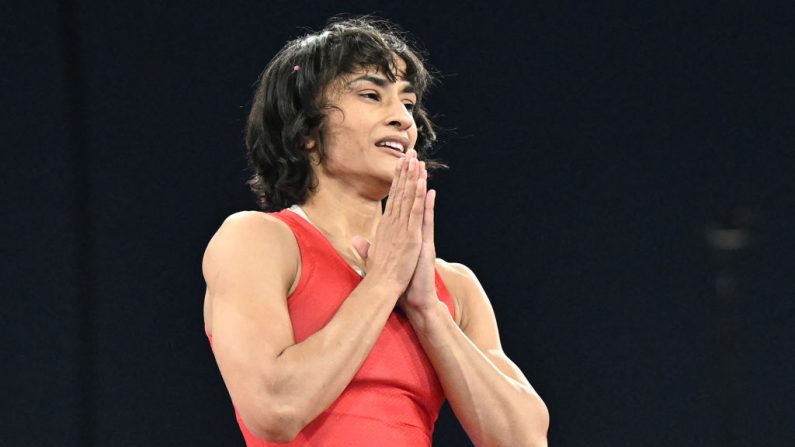 La lutteuse indienne Vinesh Phogat a perdu jeudi son appel devant le Tribunal arbitral du sport (TAS) après sa disqualification de la finale des moins de 50 kg aux Jeux olympiques de Paris pour cause de surpoids. (Photo : PUNIT PARANJPE/AFP via Getty Images)