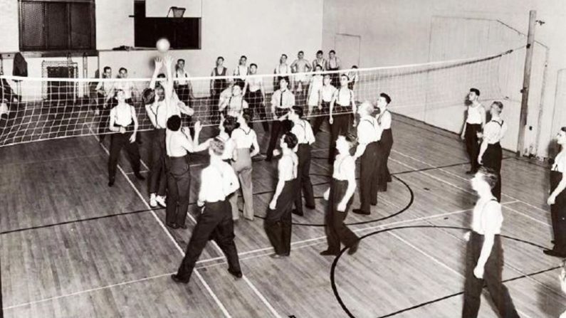 Sur cette photo de 1910, de jeunes hommes jouent au volley-ball, un sport qui est rapidement devenu populaire dans les YMCA, les gymnases et les ligues de loisirs. (Domaine public)