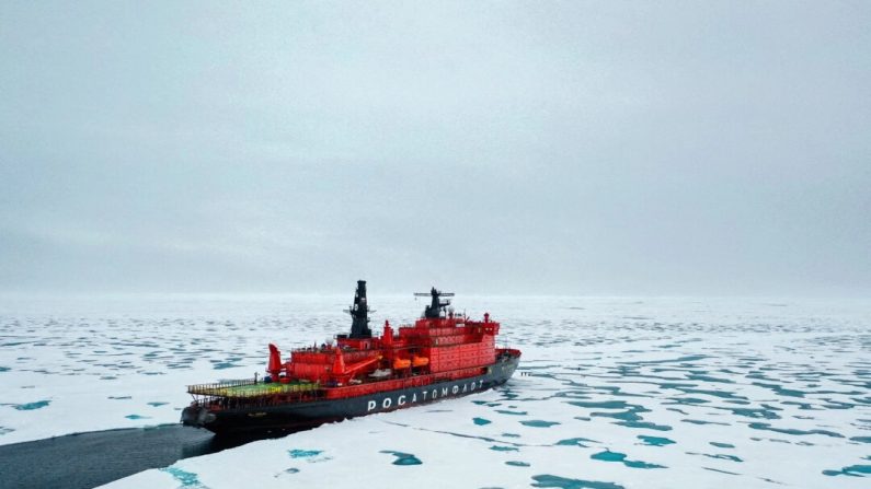 Le brise-glace nucléaire russe "50 Years of Victory" au pôle Nord le 18 août 2021. Ekaterina Anisimova/AFP via Getty Images