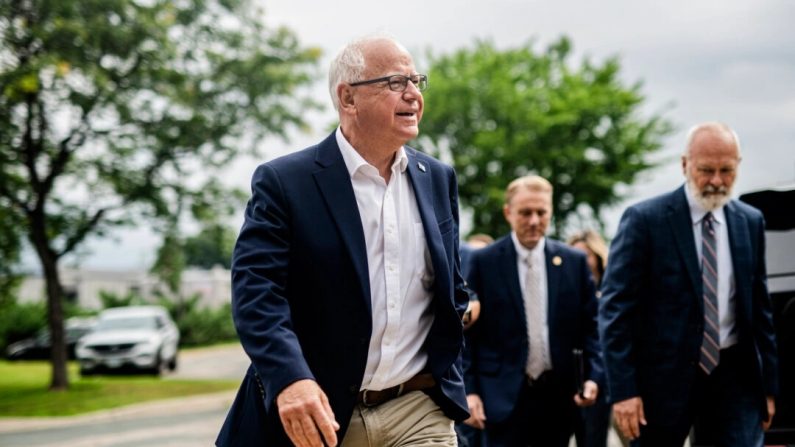 Le gouverneur du Minnesota Tim Walz arrive pour s'exprimer lors d'une conférence de presse à l'hôtel de ville de Bloomington (Minnesota), le 1er août 2024. (Stephen Maturen/Getty Images)