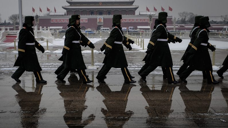 La police paramilitaire chinoise défile sur la place Tiananmen à Pékin, sur cette photo d'archive. (Frederic J. Brown/AFP via Getty Images)