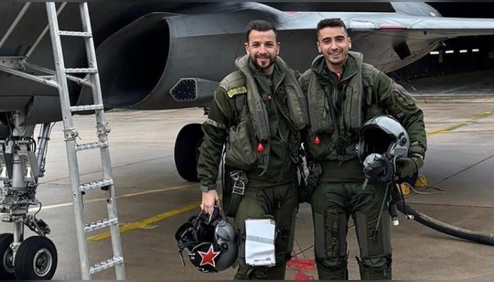 Le capitaine Sébastien Mabire (à gauche) et le lieutenant Matthis Laurens (à droite). (Photo : Armée de l'Air et de l'Espace)