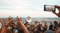 La Garde républicaine offre un concert improvisé à Montmartre, sous les yeux conquis du public