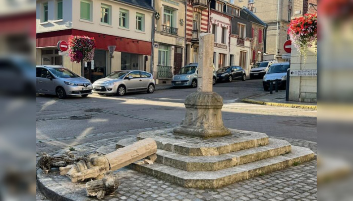 La croix de pierre, située au centre du rond-point de la place Charles de Gaulle au Tréport, a été détruite dans la nuit du 14 au 15 août 2024.  (Capture d'écran profil Facebook Ville Le Tréport)