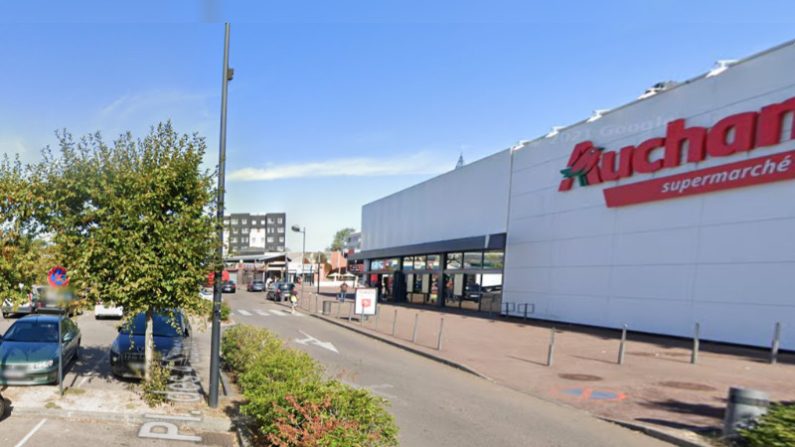 Le supermarché Auchan de Val-de-Reuil (Eure). (Capture d'écran Google Maps)