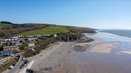 Au hasard d’une promenade sur la plage, une fille de 10 ans découvre des empreintes de dinosaures vieilles de 200 millions d’années