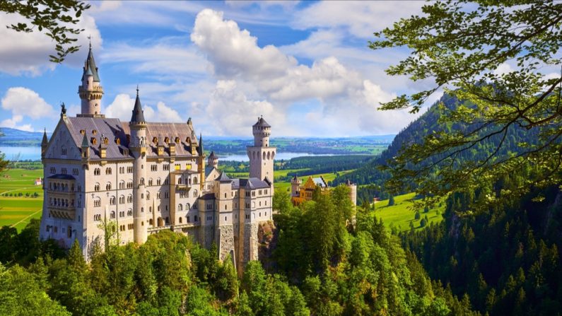 La jeune femme souhaitait prendre un selfie avec le château de Neuschwanstein en arrière-plan. (Photo : Yasonya/Shutterstock)