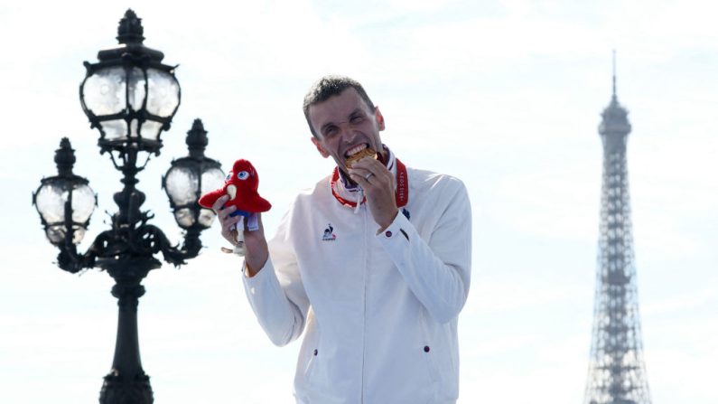 Le porte-drapeau français Alexis Hanquinquant a répondu présent en remportant lundi un deuxième titre paralympique en triathlon, le deuxième sacre tricolores. (Photo : ALAIN JOCARD/AFP via Getty Images)