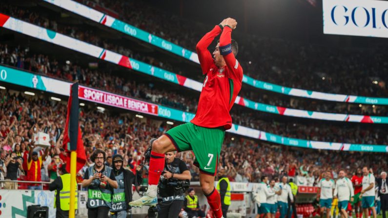 Cristiano Ronaldo a endossé le costume du sauveur, sortant du banc pour offrir au Portugal une victoire sur le fil face à l'Ecosse (2-1), dimanche à Lisbonne lors de la deuxième journée de Ligue des nations. (Photo : Carlos Rodrigues/Getty Images)