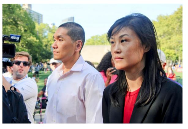 Linda Sun, ancienne assistante de la gouverneure de New York Kathy Hochul, et son mari, Chris Hu, quittent le tribunal fédéral de Brooklyn, à New York, le 3 septembre 2024. (Huang Xiaotang/Epoch Times)