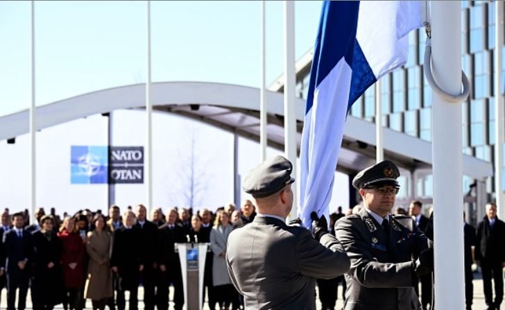 Le 4 avril 2023, le drapeau de la Finlande est hissé pour la première fois devant le quartier général de l’OTAN à Bruxelles. (JOHN THYS/AFP via Getty Images)