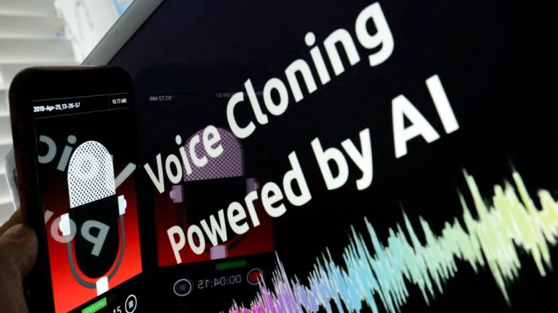 Illustration montrant l'enregistrement d'un smartphone devant un écran de clonage vocal. (Chris Delmas/AFP via Getty Images)