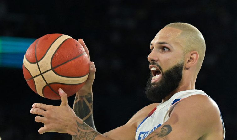 Evan Fournier (31 ans), double médaillé d'argent olympique 2021 et 2024 avec l'équipe de France, a signé un contrat de deux ans avec le club grec de l'Olympiacos. (Photo : DAMIEN MEYER/AFP via Getty Images)