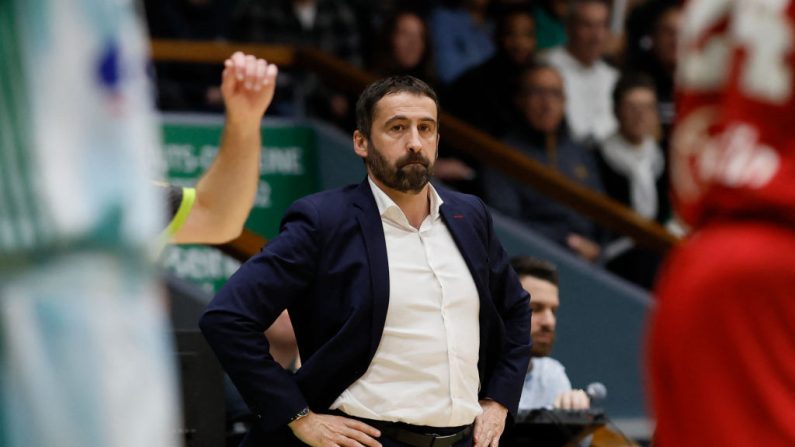 Frédéric Fauthoux a été nommé mercredi sélectionneur de l'équipe de France de basket par la Fédération française, qui a également annoncé la prolongation, à la tête des Bleues, de Jean-Aimé Toupane. (Photo : IAN LANGSDON/AFP via Getty Images)