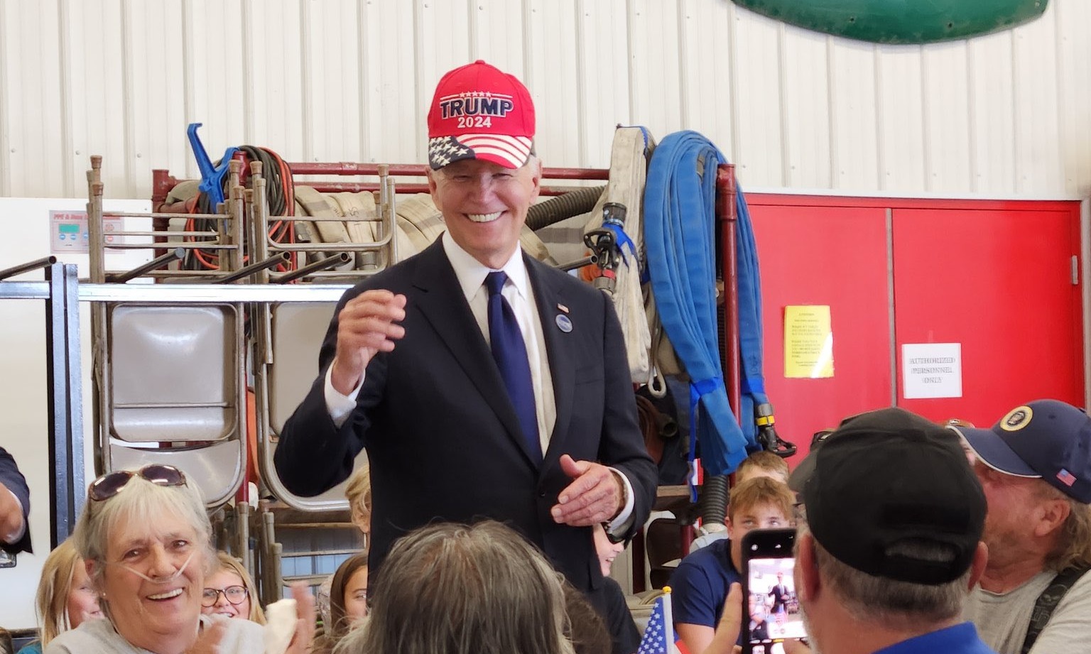 Joe Biden avec une casquette Donald Trump, image surprenante d'une folle campagne