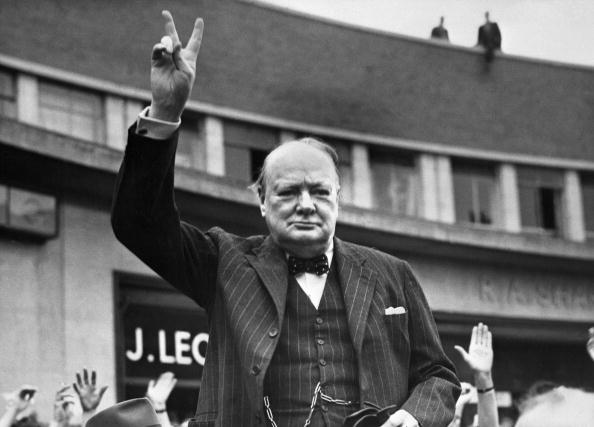 Un signe de la victoire de Winston Churchill, vers 1950. Illustration. (OFF/AFP via Getty Images)