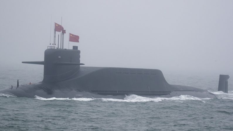 Un nouveau sous-marin nucléaire de type 094A de classe Jin Long March 10 de la marine de l'Armée populaire de libération (APL) chinoise au large de Qingdao, dans la province du Shandong, dans l'est de la Chine, le 23 avril 2019. (MARK SCHIEFELBEIN/AFP via Getty Images)