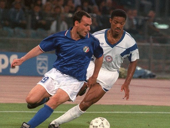 L'attaquant Salvatore Schillaci (à g.) lors d’un match de premier tour de la Coupe du monde entre l'Italie et les États-Unis le 14 juin 1990 à Rome. L'Italie avait gagné 1-0. (Photo STAFF/AFP via Getty Images)