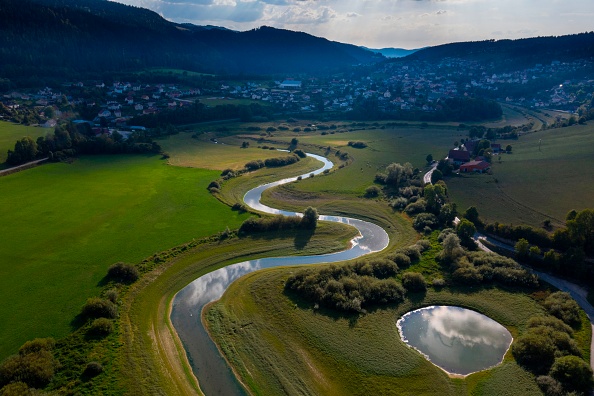 Cette vue aérienne montre une vue générale de la rivière Doubs, à Villers-le-Lac. (SEBASTIEN BOZON/AFP via Getty Images)