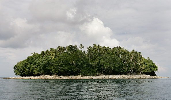 Îles Salomon : après un naufrage, il survit en mer grâce à un bidon d'essence