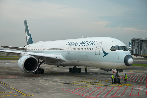 Un couple interdit de vol par la compagnie Cathay Pacific, après une dispute avec une passagère