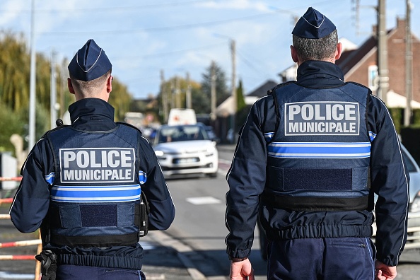 "Notre société a créé des sauvages" : plusieurs personnes s'en prennent à deux policiers