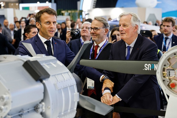 Emmanuel Macron salue Michel Barnier (d.) au salon du Bourget le 19 juin 2023. (Photo LUDOVIC MARIN/POOL/AFP via Getty Images)