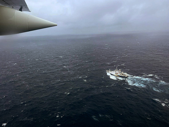 Un avion survole le navire de recherche français L'Atalante à environ 900 miles à l'est de Cape Cod pendant la recherche du submersible de 21 pieds, Titan, le 21 juin 2023 au-dessus de l'océan Atlantique.  (U.S. Coast Guard via Getty Images)