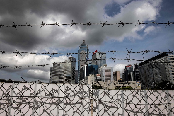 Le quartier de Wan Chai en arrière-plan à Hong Kong, le 29 juin 2023. (Photo ISAAC LAWRENCE/AFP via Getty Images)