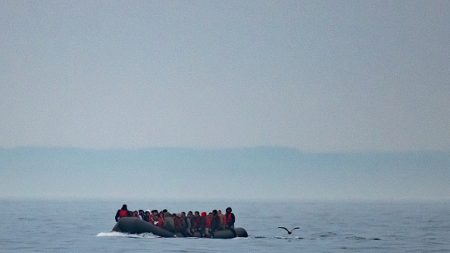 Une cinquantaine de migrants secourus dans la Manche, dont l’un tombé à l’eau