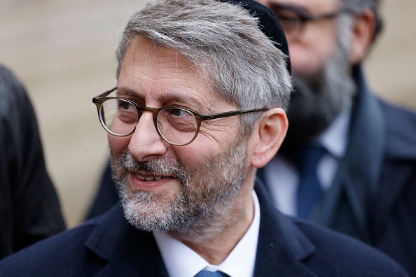 Le Grand Rabbin de France Haïm Korsia a allumé dans la salle des fêtes de l’Élysée la première bougie du candélabre de la fête juive des lumières, le 7 décembre 2023. (Photo LUDOVIC MARIN/AFP via Getty Images)