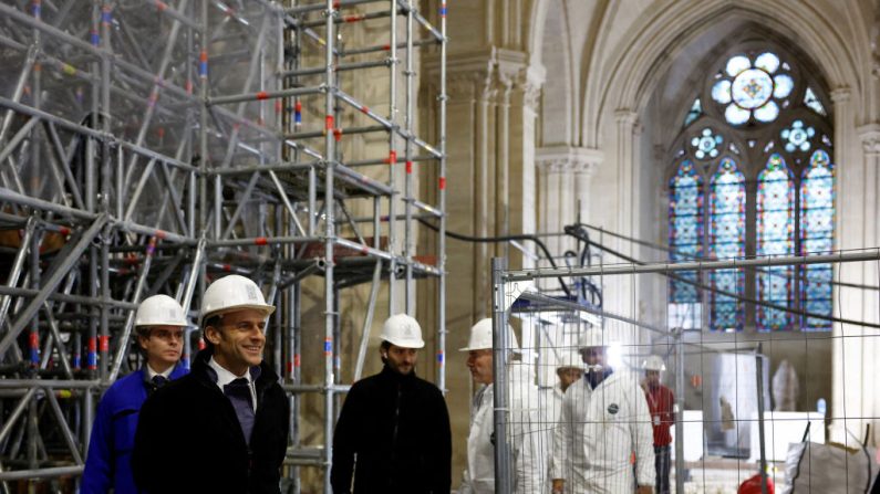 
Le président français Emmanuel Macron marche à l'intérieur de la nef lors d'une visite des travaux de reconstruction de la cathédrale Notre-Dame de Paris, le 8 décembre 2023. (SARAH MEYSSONNIER/POOL/AFP via Getty Images)