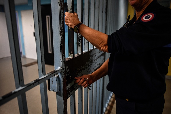 Un surveillant pénitentiaire de la prison de Bordeaux-Gradignan, le 11 décembre 2023.  (CHRISTOPHE ARCHAMBAULT/AFP via Getty Images)