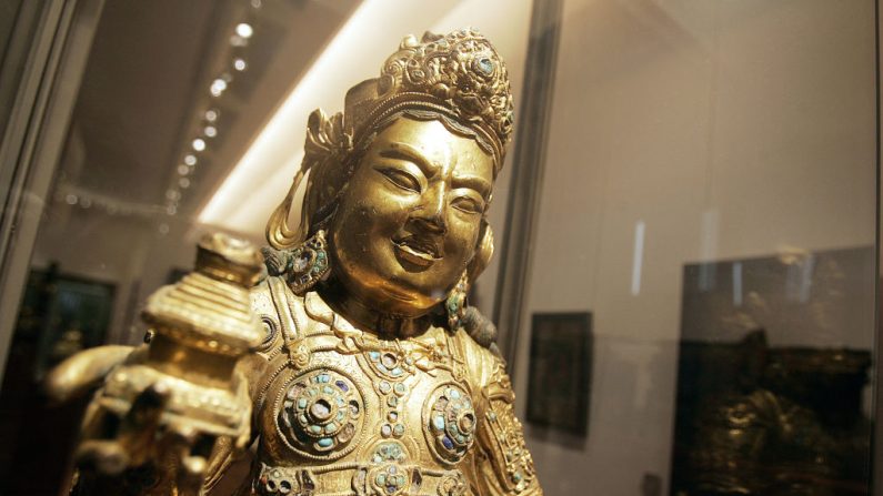 
Une statue tibétaine représentant Virupaksa exposée au musée national français des arts asiatiques Guimet, à Paris. (OLIVIER LABAN-MATTEI/AFP via Getty Images)