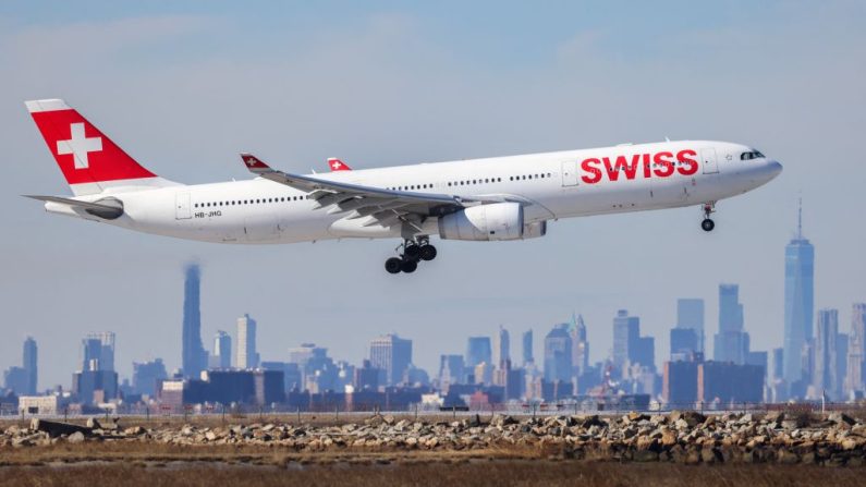 Un Airbus A330 de la compagnie aérienne suisse arrive de Zurich à l'aéroport international JFK de New York, le 7 février 2024. (Crédit photo CHARLY TRIBALLEAU/AFP via Getty Images)