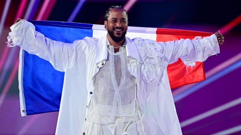 Slimane Nebchi représentant la France avec la chanson « Mon amour » pose au début de la finale du 68e Concours Eurovision de la Chanson (ESC) le 11 mai 2024 à la Malmo Arena à Malmo, Suède. (TOBIAS SCHWARZ/AFP via Getty Images)