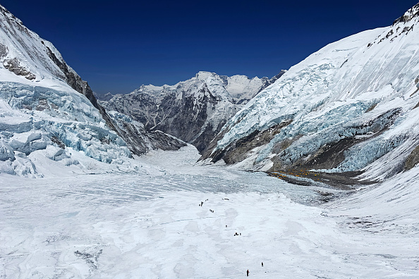 
Des alpinistes au glacier de Khumbu durant leur ascension du sommet de l'Everest, au Népal, le 3 mai 2024. (Photo TSERING PEMBA SHERPA/AFP via Getty Images)