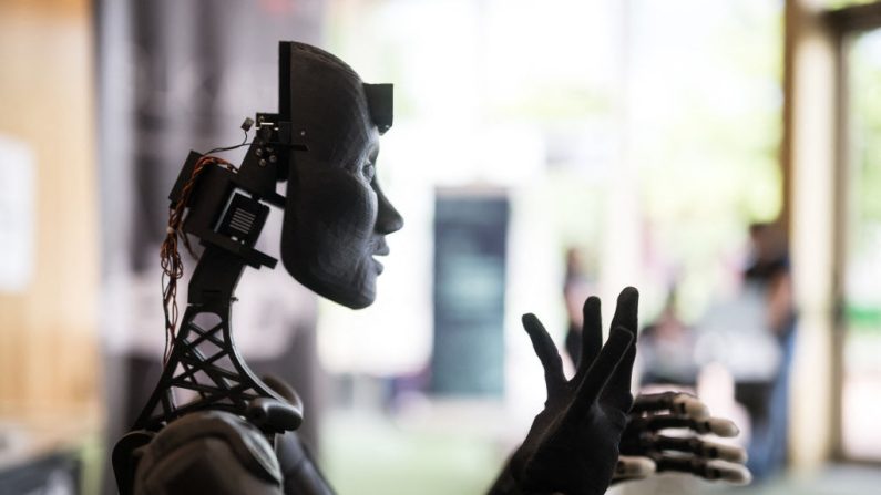 
Un robot utilisant l'intelligence artificielle sur un stand lors du sommet mondial AI for Good de l'Union internationale des télécommunications (UIT) à Genève, le 30 mai 2024. (FABRICE COFFRINI/AFP via Getty Images)