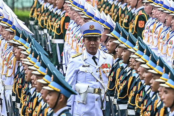 Des soldats vietnamiens se préparent avant le début d'une cérémonie d'accueil au palais présidentiel de Hanoi, le 20 juin 2024.  (Photo by MANAN VATSYAYANA/AFP via Getty Images)