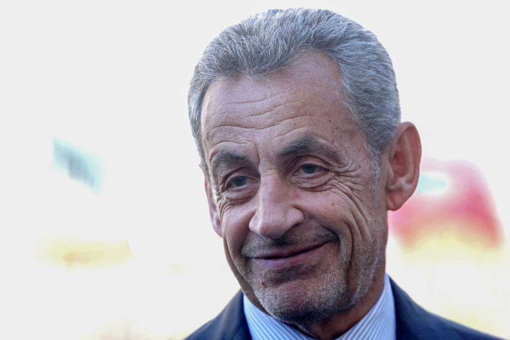 "Privilégier la fermeté à l'humanité" : Nicolas Sarkozy soutient Bruno Retailleau et tacle Michel Barnier