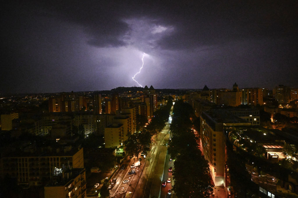 Paris : les images saisissantes de la foudre frappant le cimetière Montparnasse