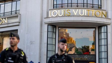 Paris : attaque et cambriolage d’un magasin Louis Vuitton à la voiture-bélier