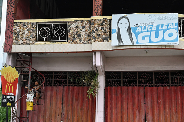 Cette photo prise le 19 juillet 2024 montre une affiche du maire de Bamban, Alice Leal Guo, à Bamban, dans la province de Tarlac. Les centres d'escroquerie se sont multipliés en Asie du Sud-Est, où des syndicats du crime attirent, kidnappent ou contraignent des travailleurs à se livrer à des activités prédatrices en ligne et engrangent des milliards de dollars.  (Photo JAM STA ROSA/AFP via Getty Images)