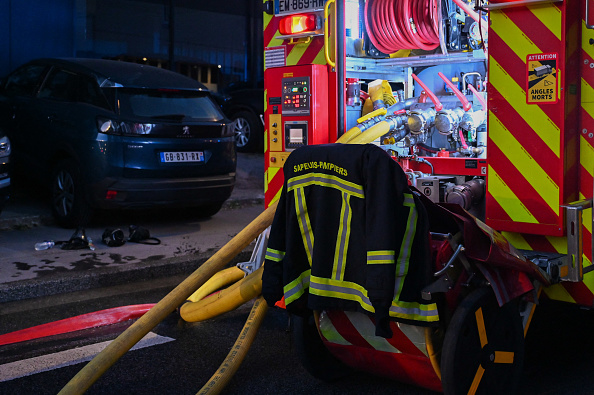 Aisne : une voiture électrique en charge explose, soufflant le toit du garage