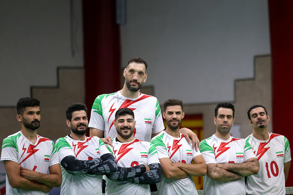 Morteza Mehrzad avec ses coéquipiers de l'équipe nationale iranienne de volley-ball assis à Téhéran le 20 juillet 2024. (Photo ATTA KENARE/AFP via Getty Images)