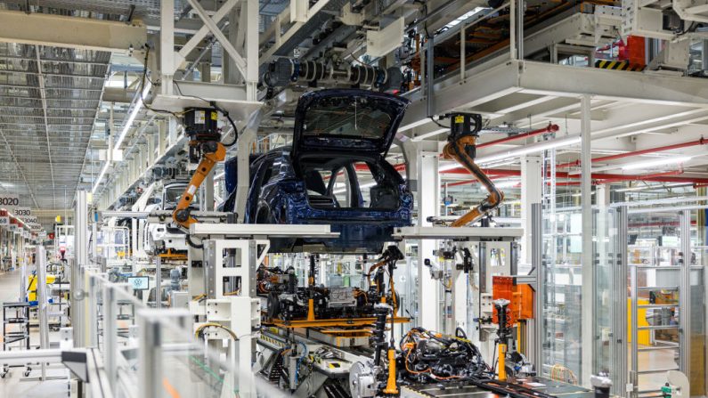 Une voiture électrique est fabriquée dans l'usine du constructeur automobile allemand Volkswagen à Zwickau, dans l'est de l'Allemagne, le 20 août 2024. (JENS SCHLUETER/AFP via Getty Images)